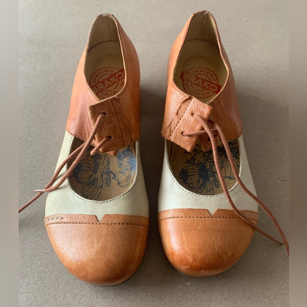 Brako Anatomic Collection Made in Spain Two Tone Leather Mary Janes Size 35 (5) - Picture 2 of 8